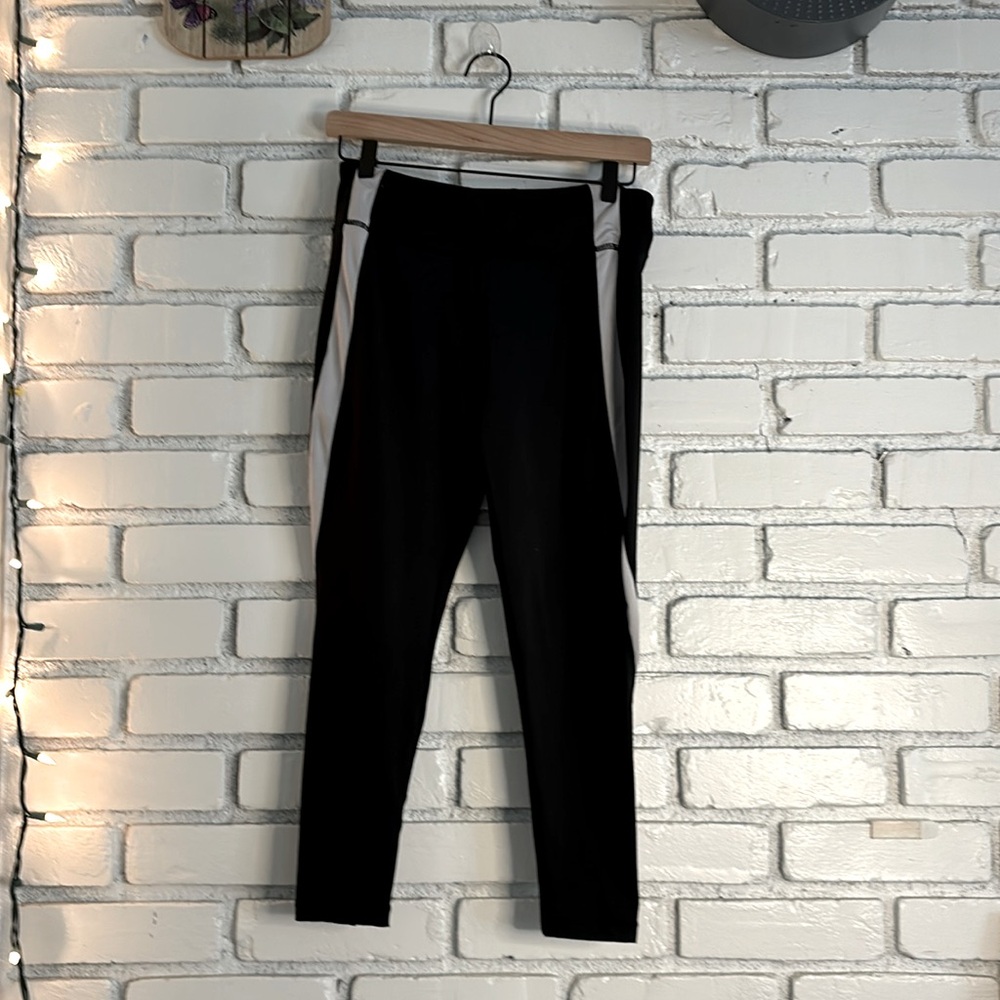 Essenza womens black and grey striped capri leggings